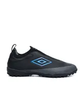 Championes de fútbol 5 Umbro modelo Belix TF, color negro con detalles en azul brillante y gris.
