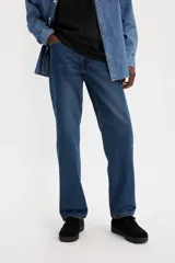 Jean Levi's 505 Regular Fit color azul, de tiro medio y corte recto.