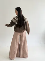 Sweater de cuello redondo con diseño de jacquard estilo nórdico en la parte superior, en tonos marrón chocolate y crema. Presenta mangas largas y puños y ruedo acanalados.