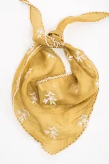 Bandana marrón con delicados bordados blancos y bordes con terminación de encaje.