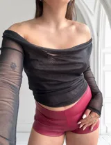Top negro de tul con escote bardot y mangas largas.