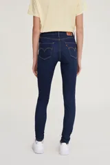 Jeans de tiro alto Levi's 720 High Rise Super Skinny de calce ajustado en cadera y muslos, pierna súper ajustada y confeccionados con denim stretch.