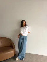 Pantalón de jean fino de corte recto y holgado, con diseño a rayas y cintura elástica.