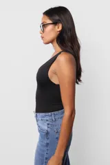 Body negro de microfibra al cuerpo con escote en V y broches snap en la entrepierna.