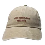 Gorra de béisbol color beige con efecto desgastado y frase bordada en color marrón en la parte frontal.
