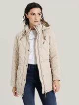 Campera acolchada color beige, con capucha y cierre de cremallera.