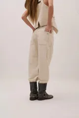 Pantalón de jean celeste de tiro medio y corte holgado. Presenta un lavado bicolor con efecto desgastado y terminación levemente fruncida en el bajo.