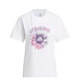 Remera de algodón blanca con estampado frontal de una flor en tonos lila y rosado, que incluye el logo de Adidas en el centro.