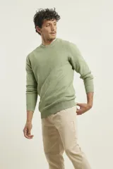 Sweater de punto fino azul con cuello redondo y terminaciones elásticas en canalé.