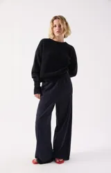 Sweater de punto de corte amplio y textura mullida, con cuello redondo y mangas largas con puños acanalados. Confeccionado en una mezcla de lana y alpaca de alta calidad.