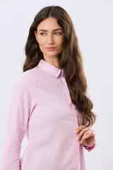 Camisa de lino lisa de manga larga, con cuello clásico y cierre frontal de botones.