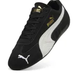 Championes Puma Speedcat OG de gamuza negra con franja lateral blanca, logo de Puma dorado en el lateral y logo de automovilismo en la puntera.