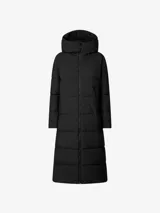 Parka larga acolchada color negro con capucha, cierre frontal con cremallera y bolsillos laterales.