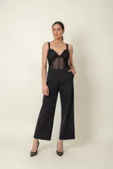 Body entero blanco de tul elastizado combinado con encaje.