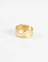 Anillo ajustable de acero quirúrgico, color plateado, con diseño de superficie irregular y martillada.