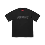 Remera de algodón color negro con cuello redondo y mangas cortas. Presenta un estampado frontal con el logo de la marca en tipografía cursiva con efecto de relieve.