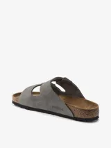 Sandalias Birkenstock modelo Arizona de cuero nobuck color gris, con dos correas ajustables con hebillas metálicas y plantilla anatómica de corcho y látex.