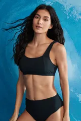 Top de bikini negro con textura acanalada, tirantes anchos y escote redondo.