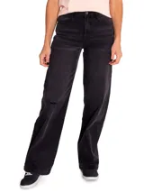 Jeans de denim negro gastado, de corte amplio y tiro medio, con diseño clásico de cinco bolsillos y un sutil roto en la pierna derecha.