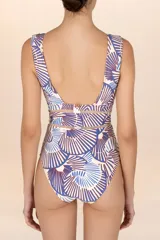 Traje de baño entero con estampado de abanicos en tonos azul y marrón, con escote en V y secciones de red en la cintura.