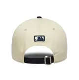 Gorra de visera curva New Era modelo 9Forty, con diseño bicolor que combina cuerpo en color beige y visera en color negro. Presenta bordado frontal con la inscripción 'Yankees' y detalles alusivos al equipo, además del logo de la marca bordado en el lateral.