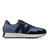 Championes New Balance 327 de hombre, con capellada de denim azul en diferentes tonos y logo "N" en azul marino.
