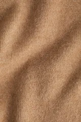 Top de punto suave con lana, de manga corta, con cuello alto acanalado y terminaciones en rib en puños y bajo.