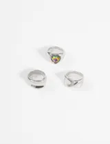 Set de anillos plateados con detalles de vidrio.