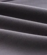 Pantalón slim de sarga color gris, con cintura con pasacintos, cierre de botón y cremallera, bolsillos laterales y bolsillos traseros embutidos.