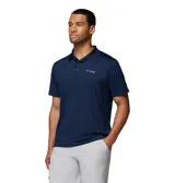 Polo de manga corta color azul marino con cuello clásico y cierre frontal de botones. Confeccionada en tejido técnico con tecnología Omni-Wick para absorción de humedad y Omni-Shade con protección solar UPF 50. Presenta el logo de la marca bordado en el pecho.