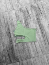 Top asimétrico de crepe, con un solo hombro y corte en la parte inferior.