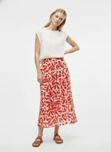 Falda midi de lino y viscosa con estampado abstracto en tonos rojo y blanco. Diseño con abertura lateral.