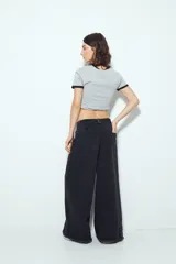 Jean de tiro bajo color negro, de silueta relajada y holgada, con deflecado en el bajo.