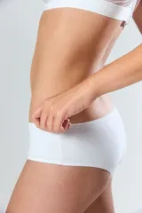 Culotte de tiro medio confeccionado en algodón con elastano, con costuras reforzadas y forro interior de algodón.