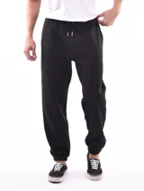 Pantalón jogger negro de felpa, con cintura elástica ajustable mediante cordón y puños elásticos en los tobillos.