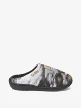 Pantuflas acolchadas de diseño slip-on, resultado de la colaboración entre Carhartt y Subu. Presentan un estampado animal print en tonos grises, blancos y marrones, con suela de goma negra, etiqueta cuadrada de Carhartt y bordado de la marca Subu en el lateral.