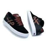 Championes de skate Öus modelo Cuoro, color negro con detalles en marrón y suela blanca. Presentan un diseño de perfil bajo con logo lateral distintivo, lengüeta de malla y cordones a tono.