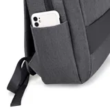 Mochila gris melange de diseño minimalista con compartimento para notebook, bolsillo frontal oculto y espalda acolchada. Incluye faja para sujetar a valija y correas ajustables.