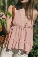 Musculosa color naranja con escote halter y volados.
