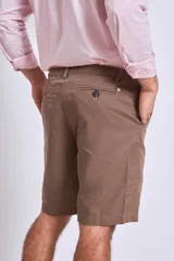 Bermuda marrón de corte recto.