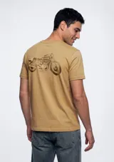 Remera de manga corta color amarillo claro con pequeño estampado gráfico en el pecho.