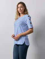 Remera de algodón a rayas horizontales blancas y negras, con cuello redondo y mangas cortas con aberturas entrelazadas.