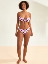 Bombacha de bikini colaless color rosado con estampado de lunares marrones.