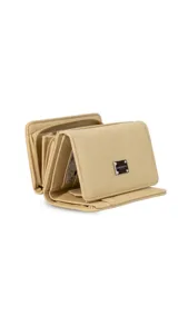 Billetera corta de símil cuero color beige, con cierre a presión y placa metálica decorativa. Cuenta con múltiples compartimentos internos para tarjetas, visor y billetes, además de un compartimento posterior con cierre.