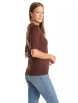 Buzo de tejido fino en color azul marino, con cuello redondo y mangas cortas con puños acanalados.