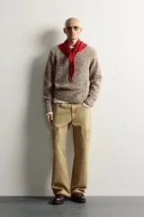Jersey de corte relajado tejido con hilatura de lana, con cuello redondo y manga larga, de diseño multicolor con motas en contraste.
