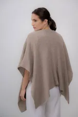 Ruana color visón hecha de 100% baby alpaca, suave y ligera.