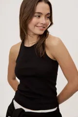 Musculosa de algodón con elastano, de textura acanalada y calce al cuerpo, color marrón topo con cuello redondo y sisas amplias.
