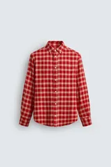 Camisa de corte relajado confeccionada en tejido de mezcla de viscosa y lana con acabado de franela. Presenta un diseño de cuadros en tonos rojo y beige, cuello con botones, cierre frontal de botones y mangas largas con puños abotonados.