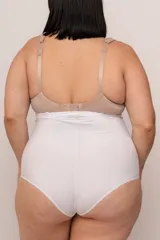 Faja abdominal blanca cavada, confeccionada en lycra reforzada de toque suave. Ofrece contención media, cola bikini, breteles desmontables regulables y broche en entrepierna con fundillo de algodón 100%.